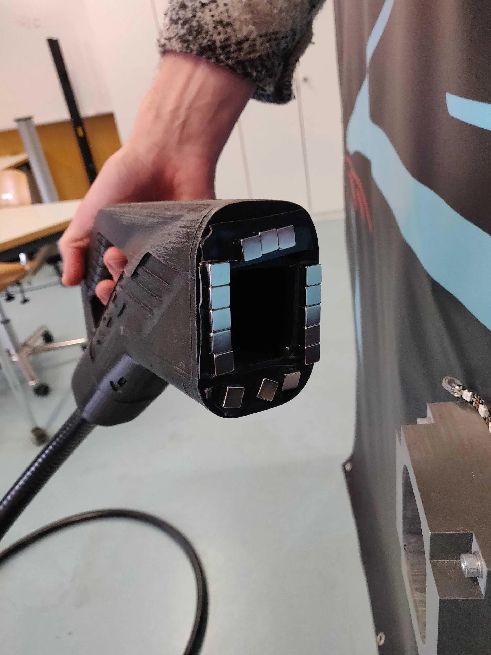 Prototyp des Ladesteckers mit Magneten für das spürbare Ansaugen