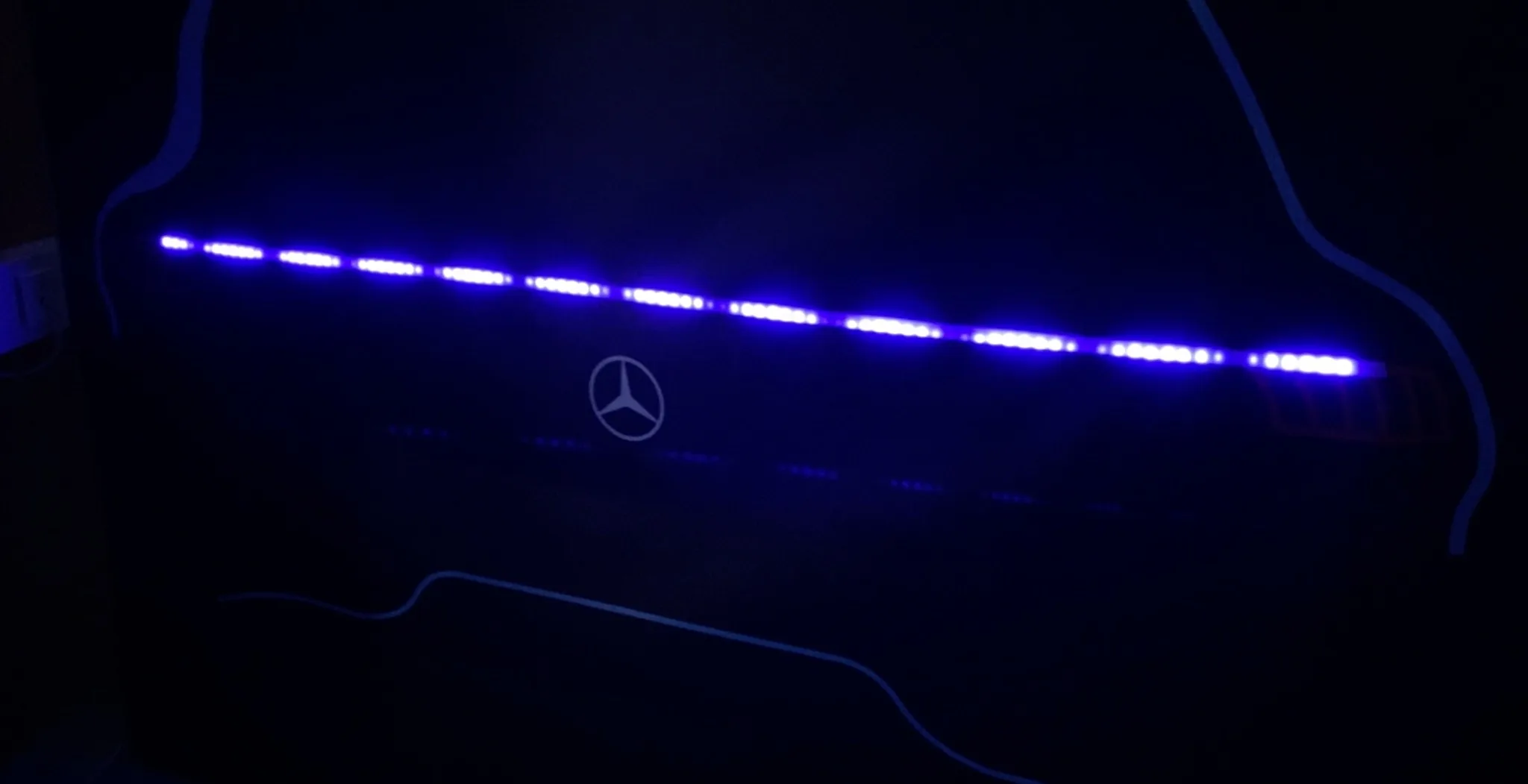 Lichtkonzept Futuristic: blaue Lichtleiste an der Front des Fahrzeug-Modells