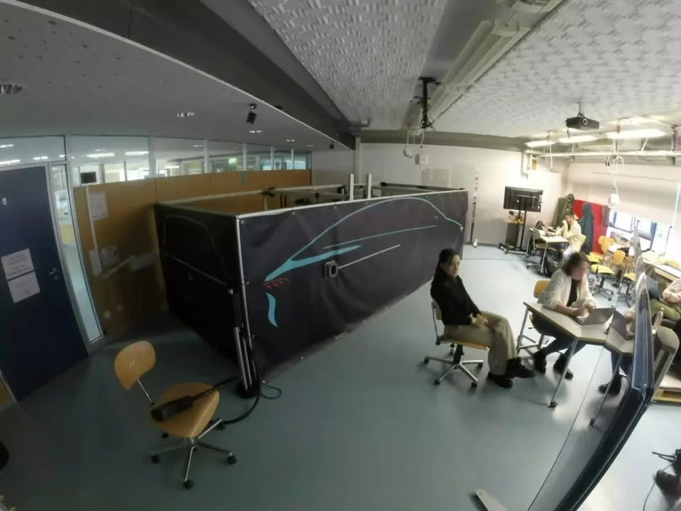 Testaufbau im Mobile Lab der Hochschule der Medien mit Fahrzeug-Modell und Beobachtungsplatz